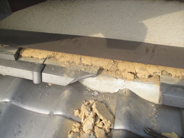 岡山市北区　屋根修理で壁際ノシを解体します。