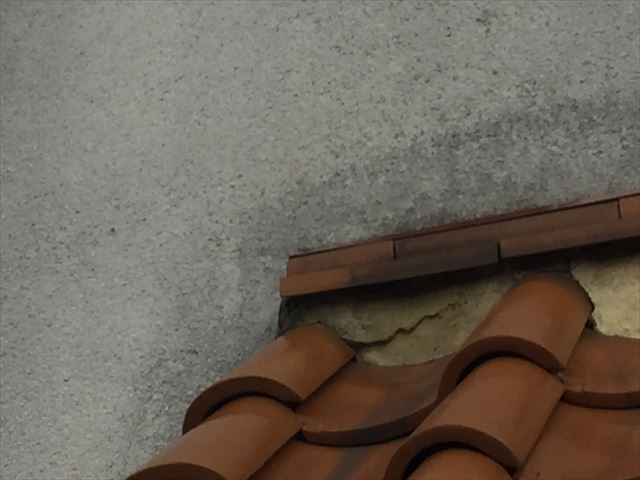 岡山市北区 急勾配の屋根の修理 三日月漆喰にひび