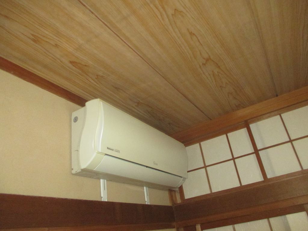 岡山市中区で屋根の雨漏りを調査、天井しみの原因となる瓦のズレと下地劣化を確認