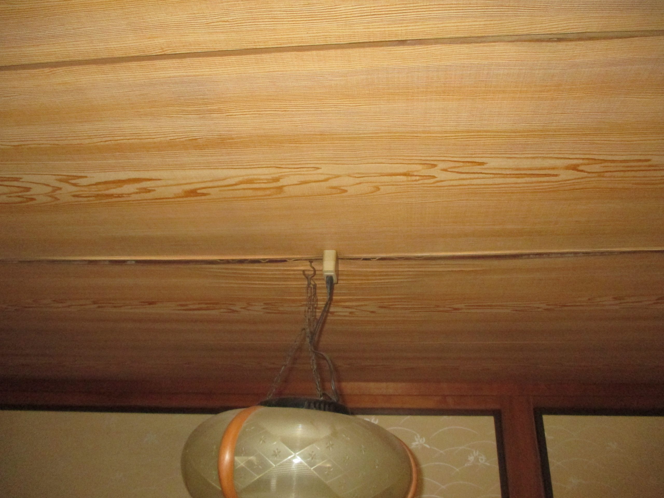 岡山市中区で雨漏り調査｜照明付近の雨漏りと錆びた板金屋根を確認
