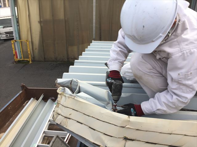 倉敷市　屋根修理　折板屋根取り替え　本体取り外しナットを緩めています