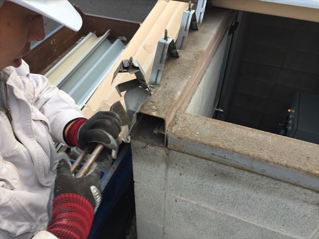 倉敷市　屋根修理　折板屋根取り替え　本体取り外し　変形した部材の補修