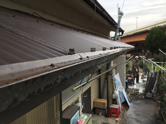 岡山市中区　屋根工事　雨漏り修理　テラスの屋根から雨漏り