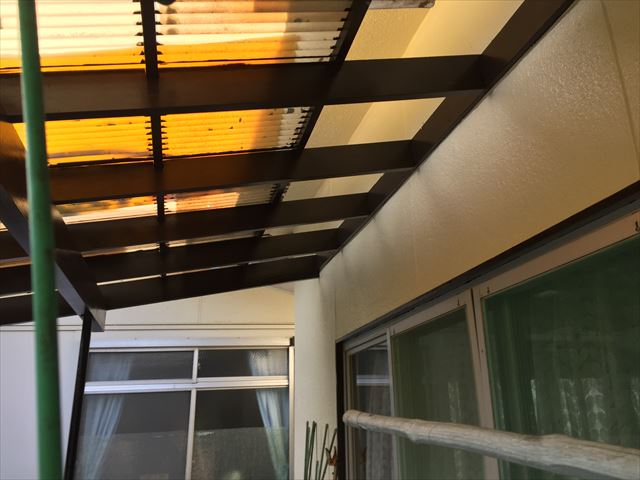 岡山市中区で木で出来たテラスのポリカ波板の張り替え工事