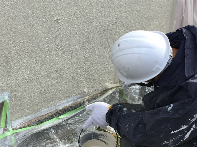 岡山市北区　外壁塗装ローラーがいけない所は刷毛で塗ります。