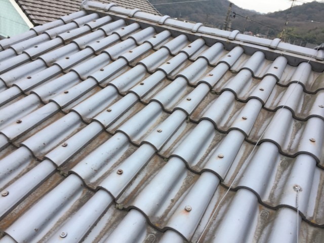 岡山市南区｜太陽熱温水器の水もれで天井にシミ、セメント瓦の屋根を現地調査