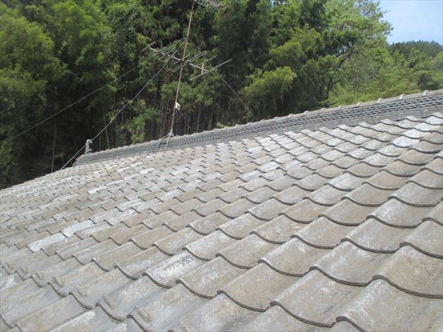 岡山県久米南町　屋根工事　セメント瓦　屋根にアンテナがあります