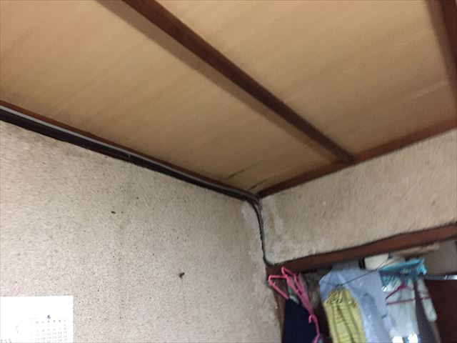 岡山市北区で激しい雨で天井から雨漏れ発生、原因は屋根の谷板金