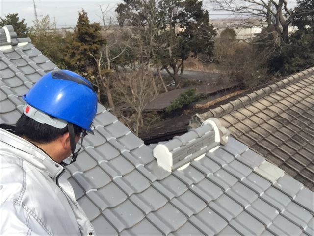 岡山市南区　屋根修繕　1階の瓦止めラバーロック工法の確認