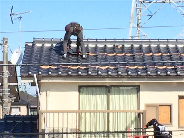 岡山市北区行った屋根リフォームの模様をご紹介いたします。瓦屋根葺き替え工事の為外した太陽光発電システムを復旧します。 太陽光メーカーが発行しといるIDカードを持っていないと、メーカー保証が受けられません