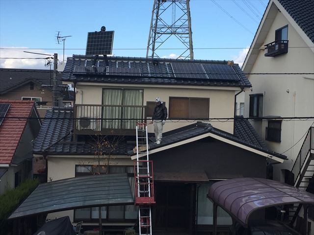 岡山市北区行った屋根リフォームの模様をご紹介いたします。瓦屋根葺き替え工事の為外した太陽光発電システムを復旧します。 太陽光メーカーが発行しといるIDカードを持っていないと、メーカー保証が受けられません