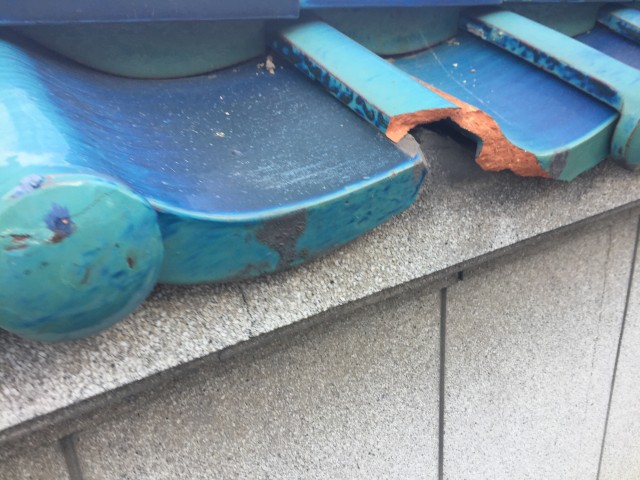 瓦割れ　トラック　ひっかけ　交換　軒瓦