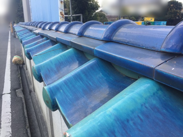 岡山市南区｜塀の瓦が割れた！トラック接触で棟ののし瓦もズレていた