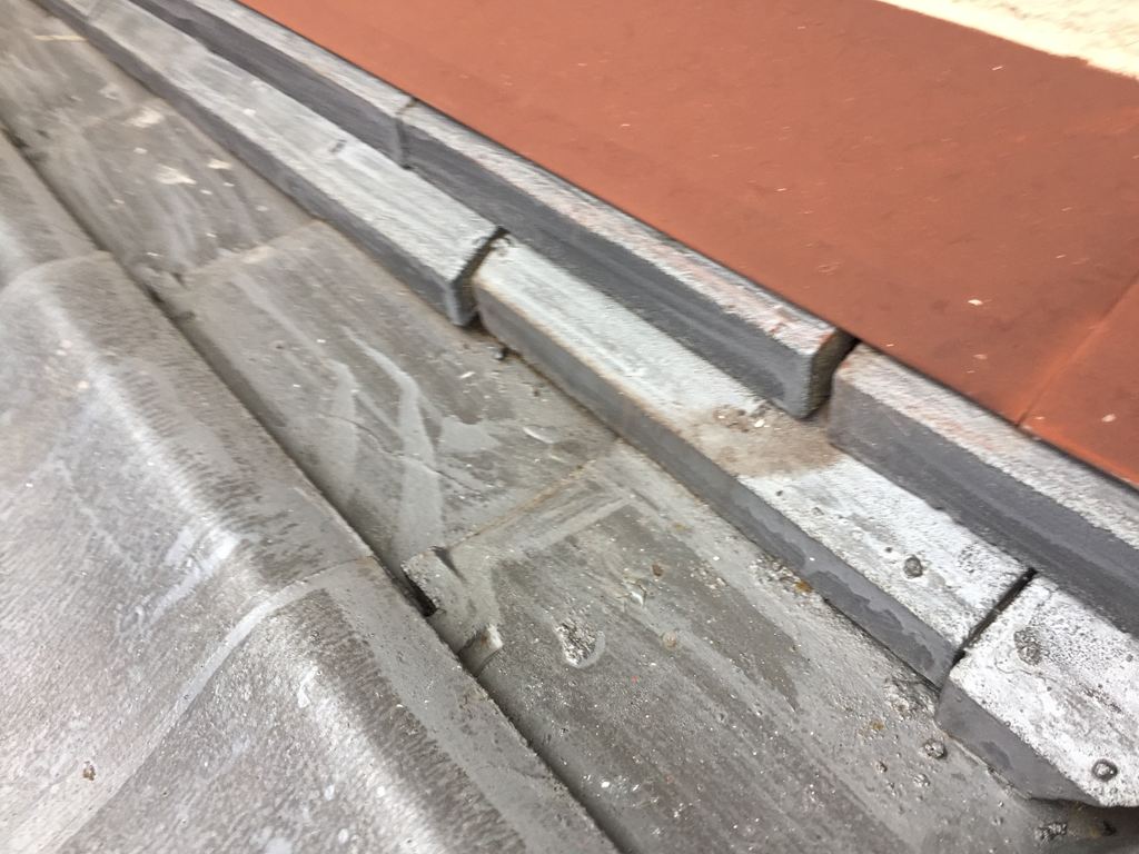 壁際の瓦と板金取り合い部に雨水が入り込む隙間を確認