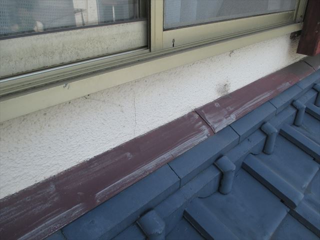 岡山市南区　屋根工事　雨漏り修理　雨押え板金も色あせています