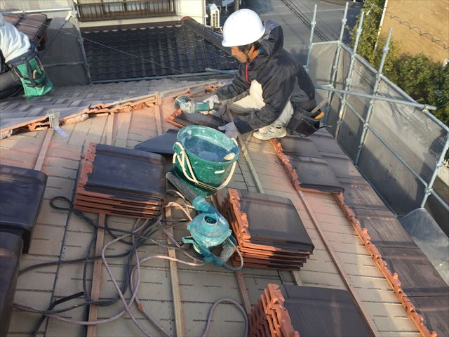 岡山市南区　２階平板瓦の棟瓦をカットしていきます。