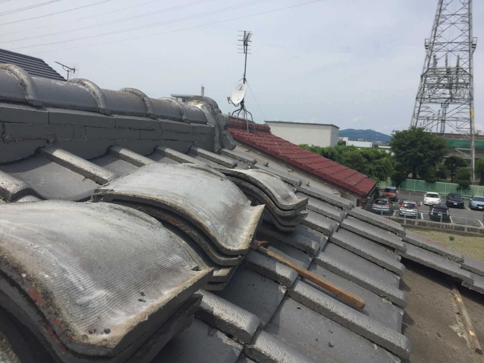 割れずにめくって屋根の上に重ねたセメント瓦