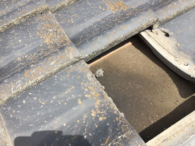 倉敷市　下葺き材の防水紙ルーフィングも劣化が進んでいます。