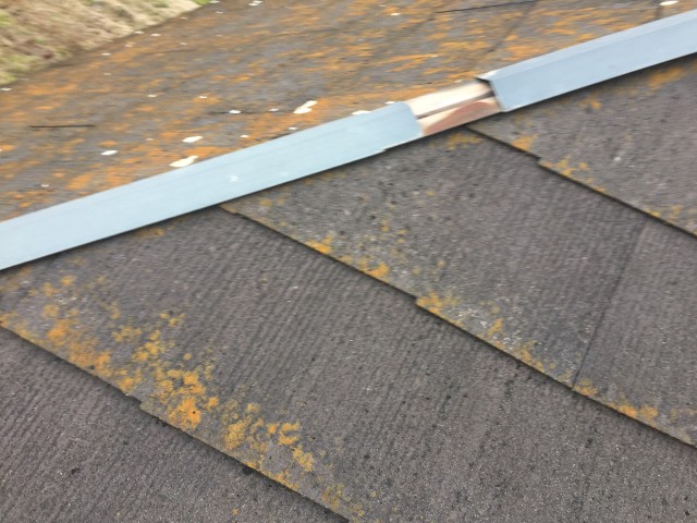 倉敷市で足場を組み立てて棟板金修理工事スタート！