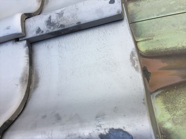 岡山市北区　雨漏り修理　谷板金の銅板に穴