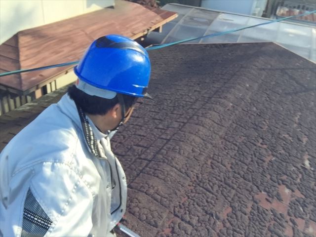 岡山市南区　雨漏り修理　倉庫　屋根に上がり点検