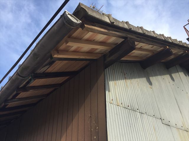 岡山市中区 屋根の板 黒く腐る