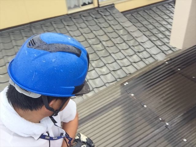 岡山市南区テラスの波板が飛びそう