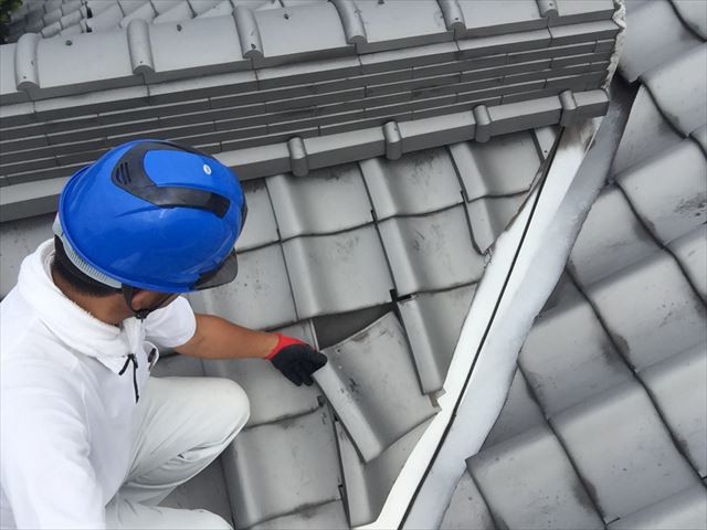 岡山県玉野市　屋根工事　雨漏り修理　瓦のズレをなおします。