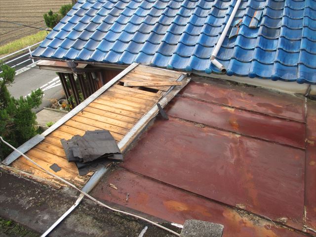 岡山市南　雨漏り修理　板金の屋根