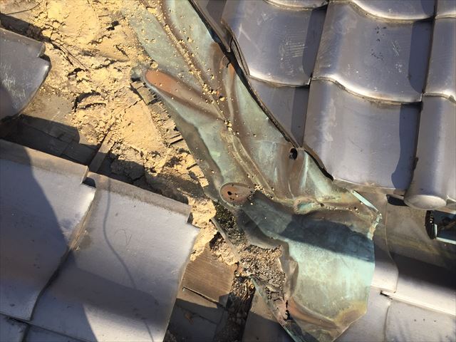 岡山市北区　雨漏り修理　谷板金取り替え工事　銅板に穴
