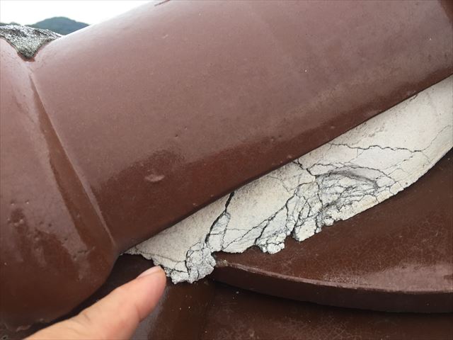 岡山市東区　屋根工事　雨漏りの点検　漆喰ひび割れ