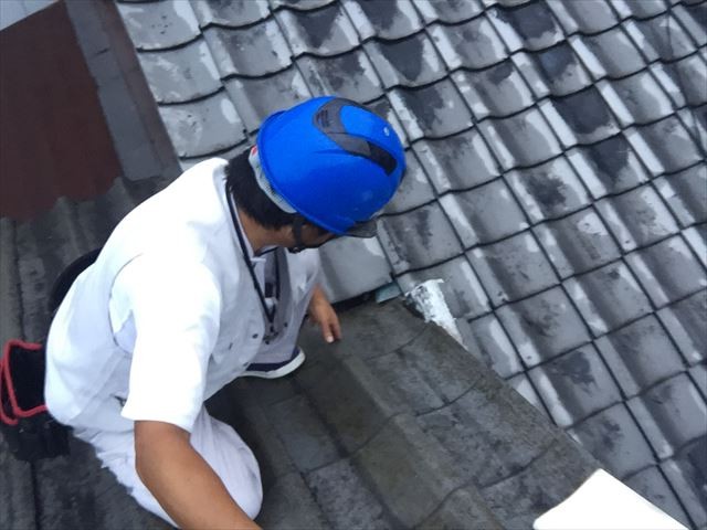 岡山市北区で台風の影響で雨漏り　私も屋根に上がり雨漏りの原因を調べます。