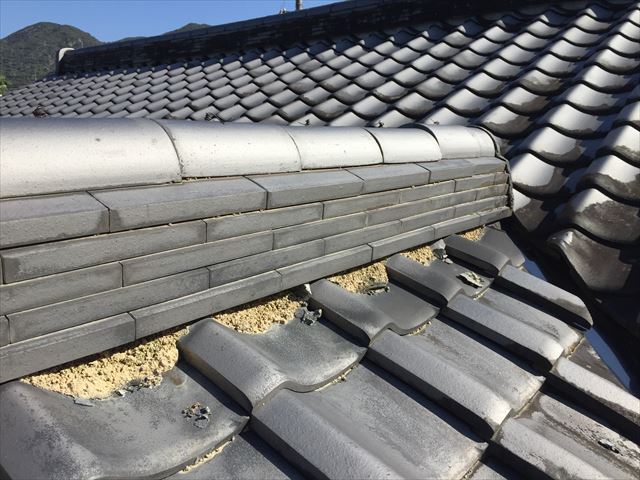 岡山県和気町で屋根修理　三日月漆喰欠落して棟の赤土が見えてます。