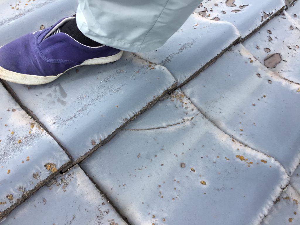 ひび割れた瓦の確認