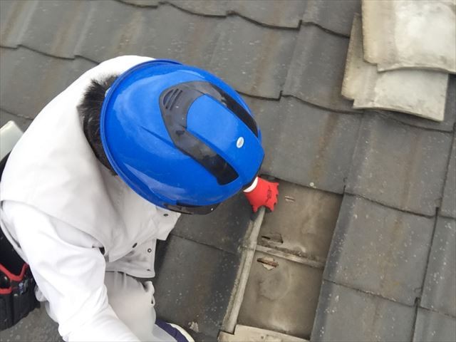 岡山市南区　雨漏り修理　下葺き材の防水紙(ルーフィング)の破れ