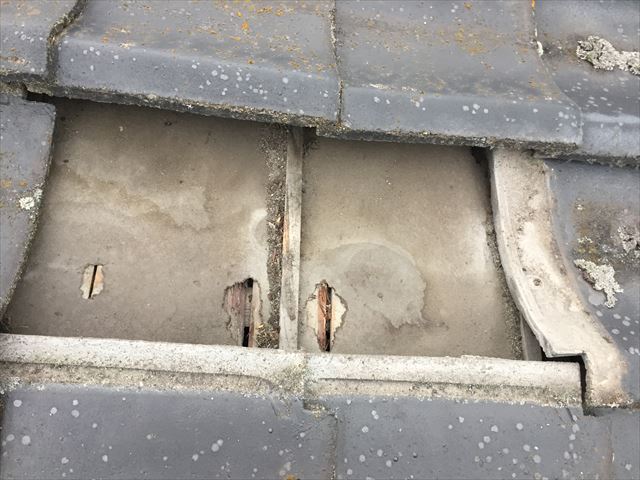 岡山市南区　雨漏り修理　下葺き材の防水紙(ルーフィング)の破れ