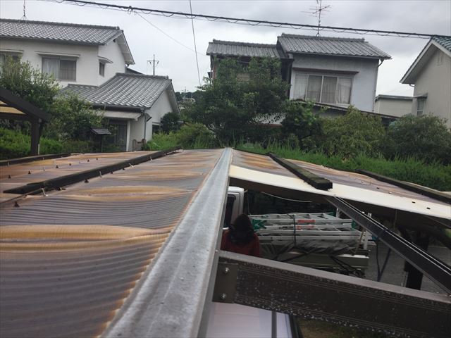 岡山市中区　カーポートの波板が飛んだ