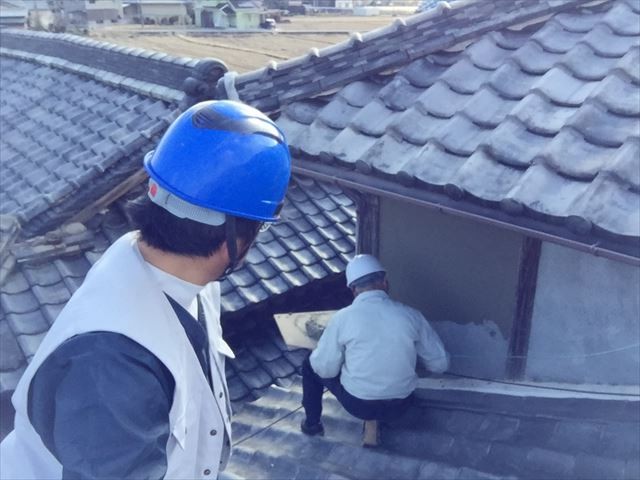 岡山市北区　雨漏り修理　屋根に上がり確認