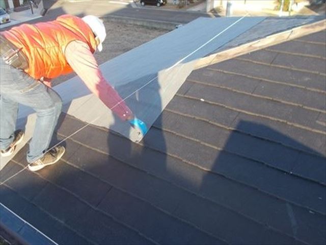 岡山市中区　屋根リフォーム工事　カバー工法　下葺き材の防水紙ルーフィングの貼り付け