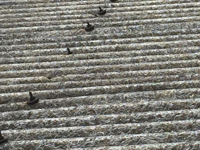 岡山市北区　屋根破損　屋根材の留め金具も飛んでます。