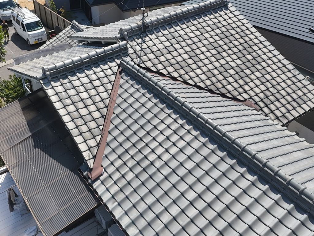 岡山市東区で波板破損と軒・谷瓦ズレを確認、強風で破損した波板と屋根のズレを調査